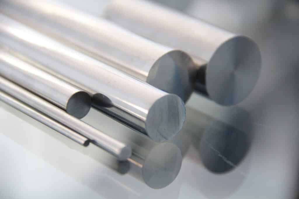 Peça de aço inoxidável brilhante em alta temperatura em um ambiente industrial robusto.