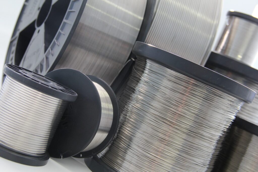 Arames trefilados em aço inox 316L e 304: saiba como escolher a liga ideal para molas, fixadores e ambientes corrosivos.