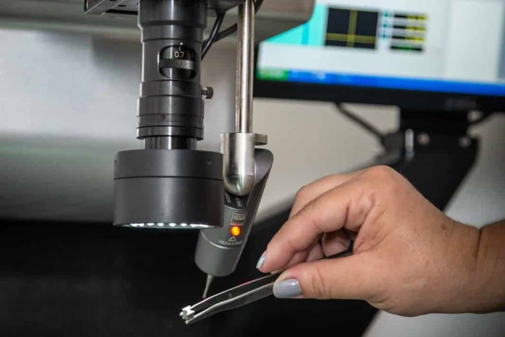 Spinox Certificação ISO 9001 — ensaio técnico de aço inoxidável em laboratório para garantir rastreabilidade e conformidade.
