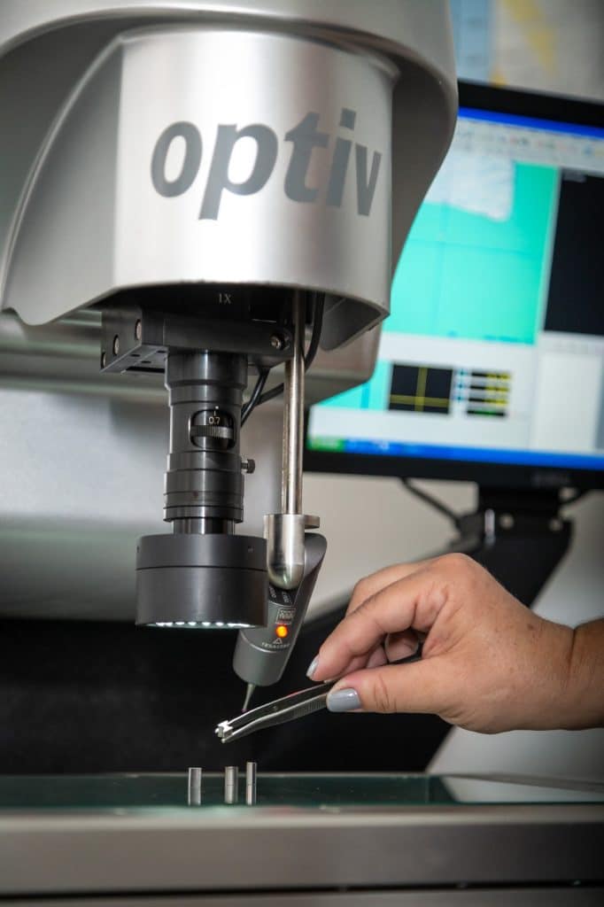 Spinox Certificação ISO 9001 — ensaio técnico de aço inoxidável em laboratório para garantir rastreabilidade e conformidade.